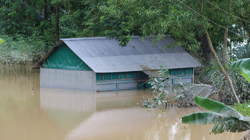 পানিতে ডুবে আছে এখনো অনেক বসতবাড়ি